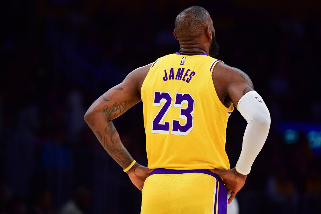 队记：湖人交易得到威斯布鲁克后，詹姆斯认为湖人缺乏规划！